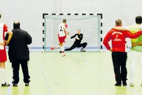 Sechsmeterschießen im Halbfinale beim A-Klasse-Turnier am Sonntag in Kaiserslautern: Michael Hammerschmidt trifft für den SV Gun
