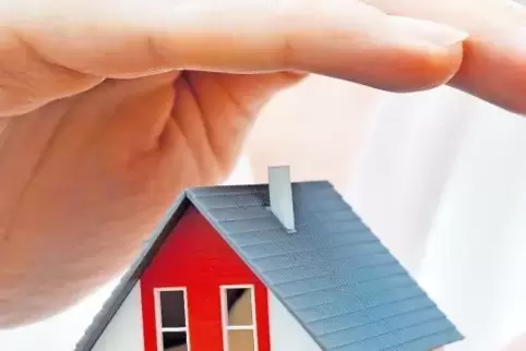 Mit Gebäude-, Elementarschaden-, Hausrat- sowie Haftpflichtversicherung sind Immobilienbesitzer auf der sicheren Seite.