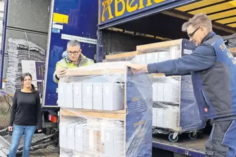 Hausmeister Volker Mayer (Mitte) und Jaab Insenauer von der Umzugsfirma Abendland haben am Mittwoch Rollcontainer ins VG-Rathaus