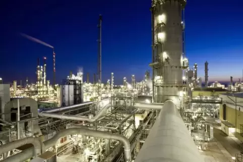 Die BASF, hier eine Produktionsanlage bei Nacht im Stammwerk Ludwigshafen, steigerte den Umsatz 2017 um 12 Prozent auf 64,5 Mill