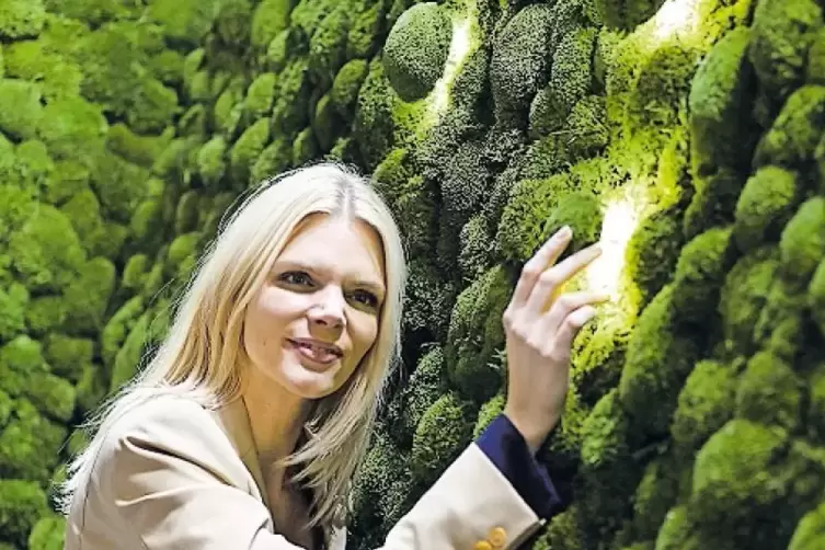 Naturnah: Wandschmuck aus Moos (Freund GmbH).