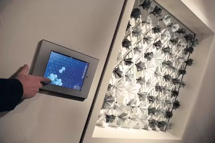 Sehr zeitgem&auml;&szlig;: Verdunkelungstechnik, die aus Kunststoffbl&uuml;ten besteht (Smarthome).