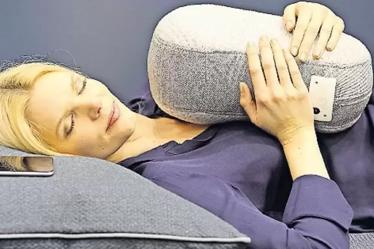 Atmende Erdnuss: Kissen als Einschlafhilfe (von Auping).