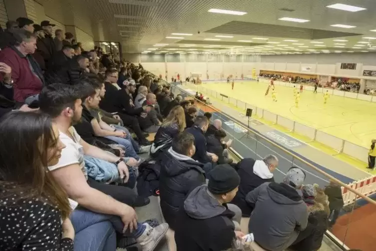 Über 650 Fußballfans haben sich in der Barbarossahalle eingefunden.  Foto: View 