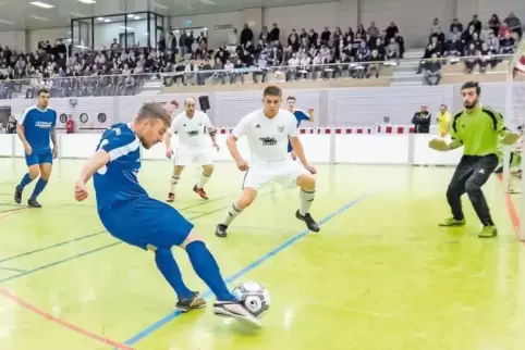 Zog souverän in die Zwischenrunde ein: TuS Hohenecken. Am Ball: Marcel Walzer vom TuS im Spiel gegen den FC Erlenbach.