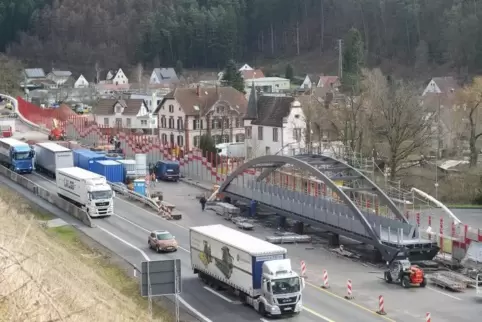 Um die Fußgängerbrücke zu montieren, wird die B?10 in der Nacht auf Sonntag gesperrt. Archivfoto: Seebald