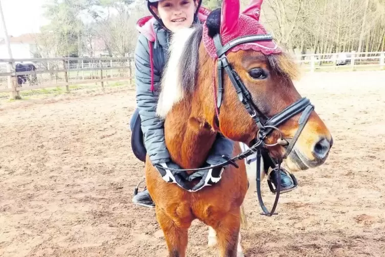 Ein Bild aus glücklichen Tagen: Durch einen Pferdetritt mitten ins Gesicht ist Emily erblindet. Trotz des tragischen Unfalls wün