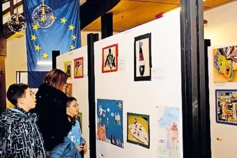Die Werke von Schülern aus dem Kreis zum europäischen Wettbewerb sind bis Anfang Februar im Rathaus zu sehen.