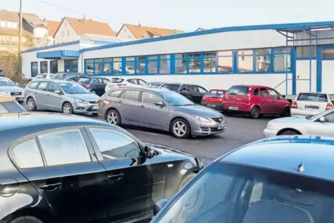 Proppenvoll war der Parkplatz von Chalou in Herschweiler-Pettersheim: Der Ausverkauf des Warenbestandes zog viele Kundinnen aus 