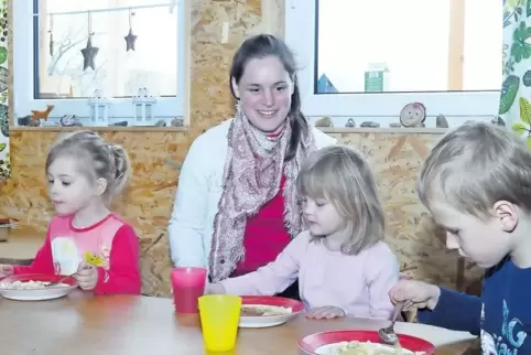 Auf Besuch in der Holzhütte der Naturgruppe.