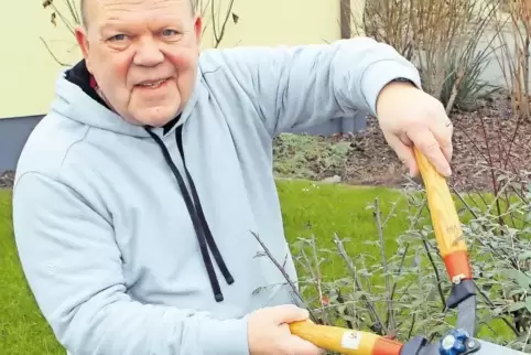 Heinz-Peter Sauer beim Heckenschnitt: Wuchernde Gartengewächse an der Grenze zum Nachbarn sind öfter mal Anlass für einen Streit