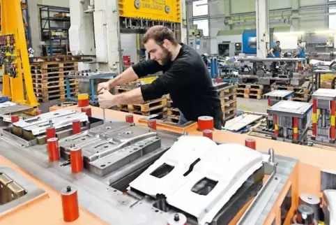 Huissel-Mitarbeiter Christopher Peter an einem neuen Werkzeug für die Teilefertigung. Wichtigster Abnehmer für solche Produkte s