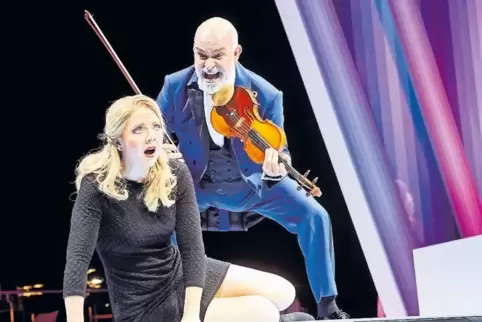 Monika Hügel und Pierre-Eric Monnier als Monika Berg und Pierre-Eric Rieu, wie Eurydike und Orpheus hier heißen.