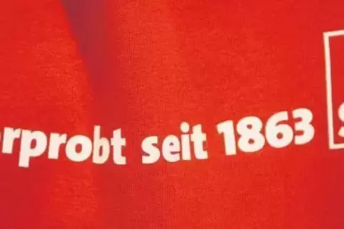 Stürmische Debatten vor der eigentlichen Abstimmung erwarten fast alle: Dieses Shirt trug ein Teilnehmer der Sitzung des rheinla