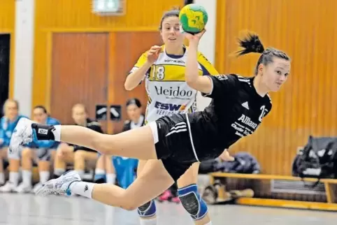 Sophie Heiser (vorne) hat den „Kopf frei für Handball“, sagt die Spielerin der VTV Mundenheim.