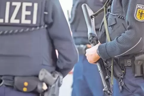Bei den Durchsuchungen stellten die Bundespolizisten unter anderem Baseballschläger, Graffitiwerkzeuge und Festplatten sicher.