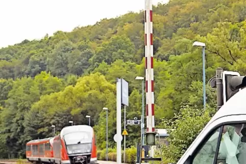 Am Bahnhof in Imsweiler haben im Oktober zirka 30 Vermummte versucht, einen Regionalexpress, in dem Fans des MSV Duisburg waren,