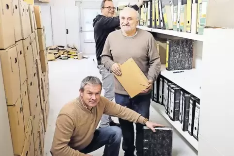 Die Werke sind nach Contwig umgezogen: Werkleiter Eckart Schwarz (hinten), Frank Scherthan (kniend) und Heinz Müller sortieren A