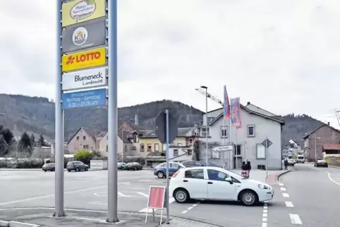 Neben dem Parkplatz des SBK-Marktes, wo jetzt noch alte Häuser stehen (Mitte), soll der neue Aldi-Markt entstehen. Noch fraglich