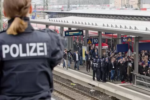 Kaiserslautern_Bahnhof_Fussballfans_Polizei_VIEW.jpg