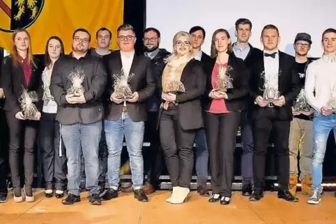 Landrätin Susanne Ganster (rechts) ehrte die jungen Leuten mit den besten Abschlüssen.