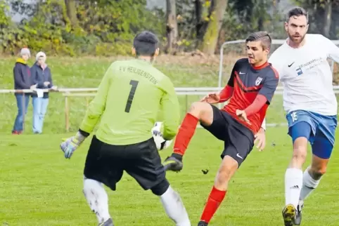 Treffsicherster Berghausener: Der Ex-Dudenhofener Matteo Feuerstein (rotes Trikot) erzielte bis zur Winterpause sechs Tore für d