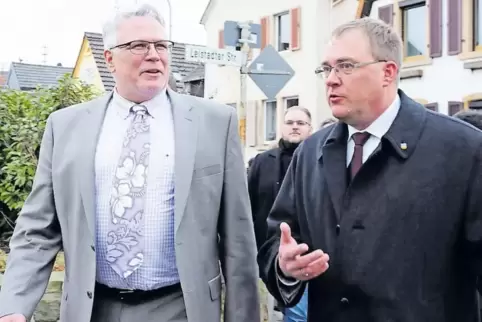 Rundgang durch Kallstadt: Thomas Jaworek (rechts) plaudert mit US-Generalkonsul James Herman.