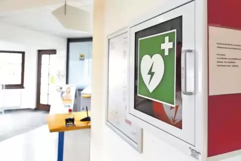Gegen Kammerflimmern: Einen Defibrillator für Notfälle hat der Kallstadter Krankenpflegeverein angeschafft. Er hängt im Vorraum 