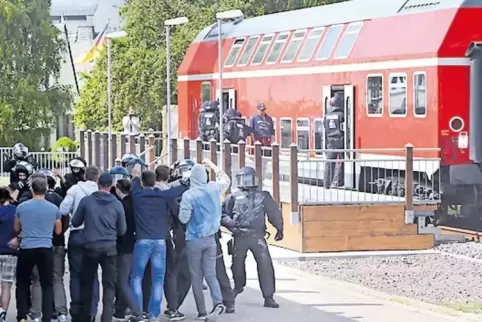 Die Bundespolizei schützt Züge, zum Beispiel vor randalierenden Fans. Das Bild entstand bei einer Übung.