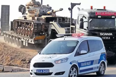 Seit Tagen mobilisiert die türkische Armee entlang der Grenze zu Syrien, hier bei Sanliurfa.
