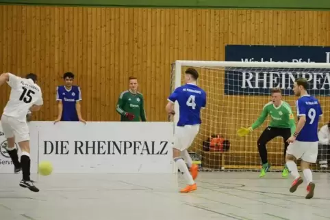 Der 3:2-Siegtreffer des FC Fehrbach durch Florian Grünfelder (Nummer 15) ist unterwegs. Sandro Kempf (4), Torhüter Matthias Gize