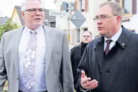 Rundgang durch Kallstadt: Thomas Jaworek (rechts) plaudert mit US-Generalkonsul James Herman.