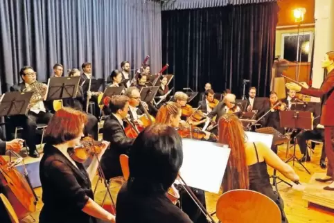 Fünf Absolventen der Dirigierklasse der Züricher Hochschule der Künste boten zusammen mit dem Kurpfälzischen Kammerorchester und