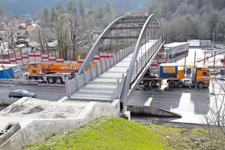 Am Sonntag herrschte Ruhe auf der Baustelle, nur an den L&auml;rmschutzw&auml;nden wurde gewerkelt.