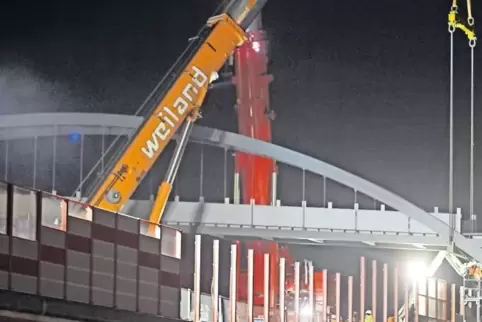Mit einem großen Kran wurde die Fußgängerbrücke über die B 10 bei Hinterweidenthal gegen 1 Uhr in der Nacht zum Sonntag zentimet