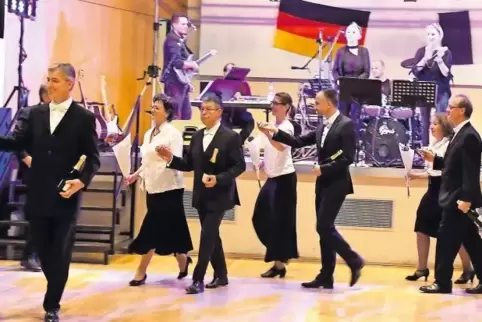 Mit Partner und partnerschaftlich: der Tanzabend des deutsch-französischen Partnervereins in der Wachenheimer Stadthalle.