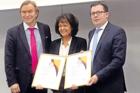 CDU-Chef Ernst Merkel und sein Nachfolger Torbjörn Kartes (rechts) verliehen Eva Lohse die Ehrenmitgliedschaft in Partei und Fra