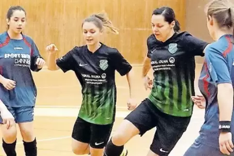 Auftaktspiel: von links in Grün die Harthausenerinnen Alexandra Riedesser und Nadine Christ.
