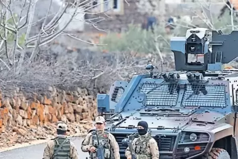 Türkische Soldaten gestern nahe eines türkischen Dorfes an der Grenze zu Syrien.