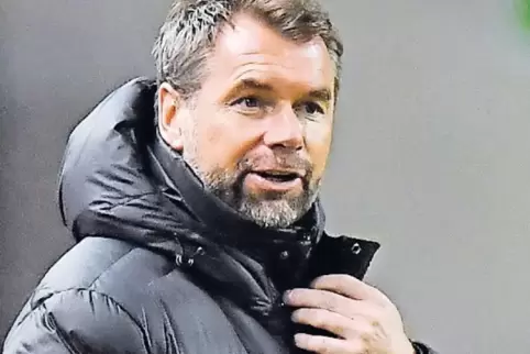 Muss sich in Hamburg warm anziehen: Bernd Hollerbach beerbt wohl Markus Gisdol als HSV-Trainer.