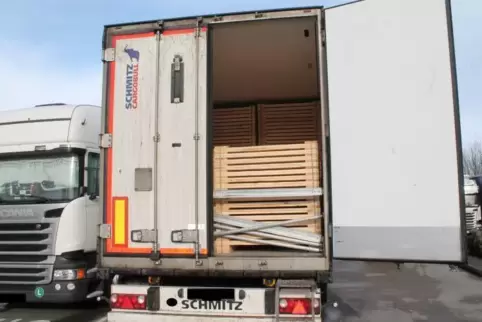 Getrickst und aufgeflogen: Einen Kühltransporter voller Paletten hat die Polizei entdeckt. Den Fahrer erwartet eine Strafe wegen