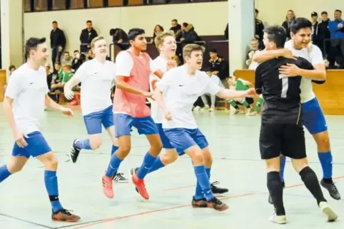 Gut gemacht! Die B-Junioren der TSG Zellertal bejubeln ihren Torhüter Jannik Metzler, der mit einem gehaltenen Sechsmeter für di