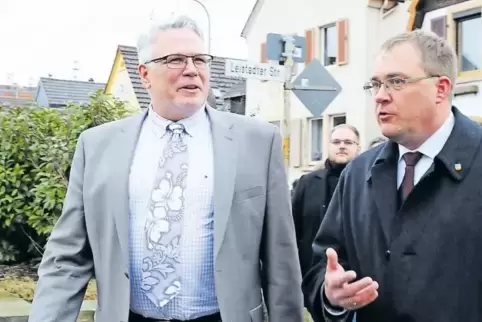 Kallstadts Bürgermeister Thomas Jaworek (rechts) im Gespräch mit US-Generalkonsul James Herman.