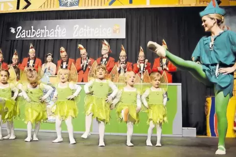 Die Herschberger Minigarde – hier mit Trainerin Katie Smith – schnupperte am Samstag mit dem Schautanz „Tinker Bell“ Bühnenluft.