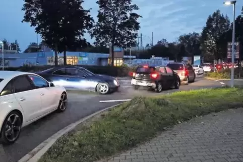 Nichts geht mehr: Stau in Maximiliansau, hier am SBK-Kreisel, der Auffahrt zur Südtangente Richtung Karlsruhe.