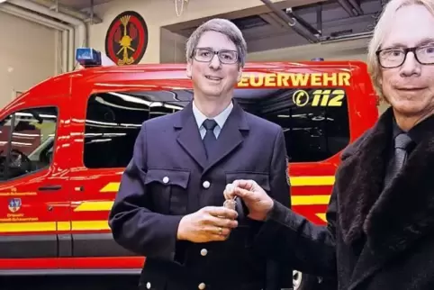 Wehrleiter Christopher Diehl und Bürgermeister Stefan Veth bei der Schlüsselübergabe des neuen Fahrzeugs.