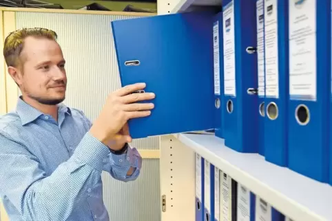 Sebastian Schreider mit den vielen Akten zur Bobenheim-Roxheimer Rathaussanierung.