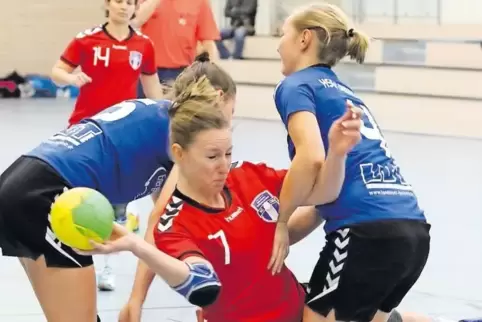 Sabrina Scherthan von OBK zwischen den Landauerinnen Annika Höffer (links) und Laura Keßler. Hinten Daniela Jennewein.