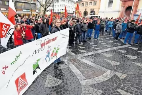 Sechs Prozent mehr Lohn: Das ist eine der Forderungen, für die Gewerkschafter gestern in Frankenthal auf die Straße gegangen sin