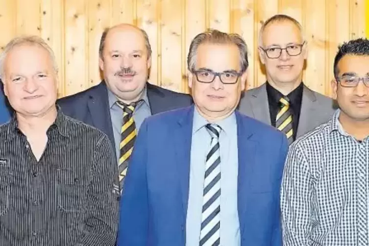 DFB-Vizepräsident Hans-Dieter Drewitz (2. von links) ehrte in Höheischweiler (von links) Helmut Becker, Ingo Buchmann, Edgar Wal